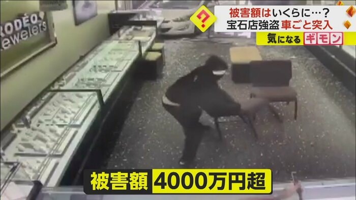 イスを店員に投げつけようとする男（La Verne Police Department）