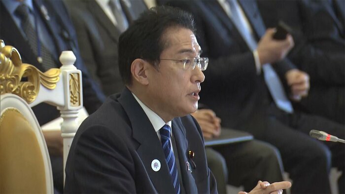 12日早朝にカンボジア・プノンペンに到着、午前中の会合で発言する岸田首相