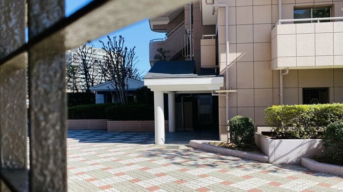 格子窓から長官が当日出てきた通用口が見える