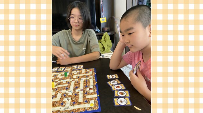 ボードゲームで遊ぶ平さんの息子さんたち（撮影：平さん）