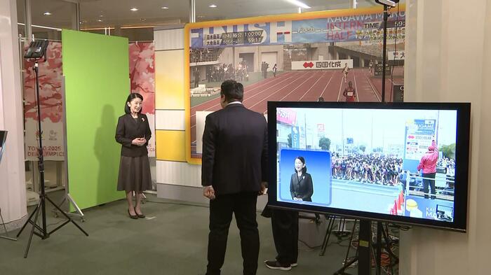 マラソンの手話実況について説明を受けられる紀子さま