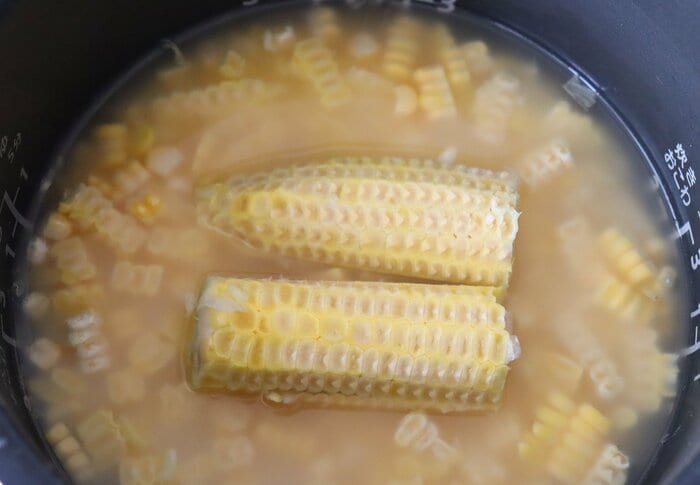 炊飯釜をセットする際、芯は押し付けず、ちょこんと軽くのせる