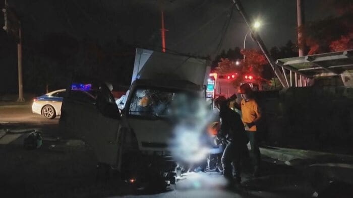 前方が大破したクーパンのトラック（11月10日・済州島）