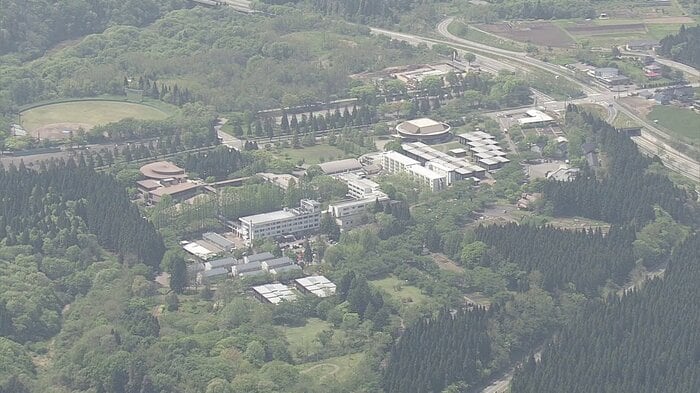 自然に囲まれた国際教養大学（秋田市雄和）