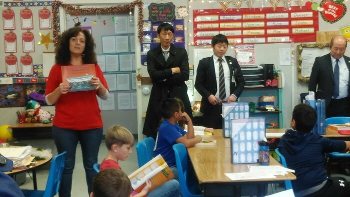 先生たちが、地元小学校でのMTSS実践授業を視察している場面」(提供:陸前高田市)