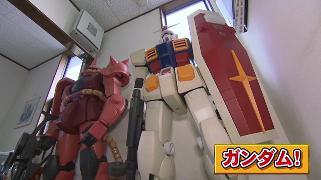 玄関ではシャア専用ザクとガンダムがお出迎え