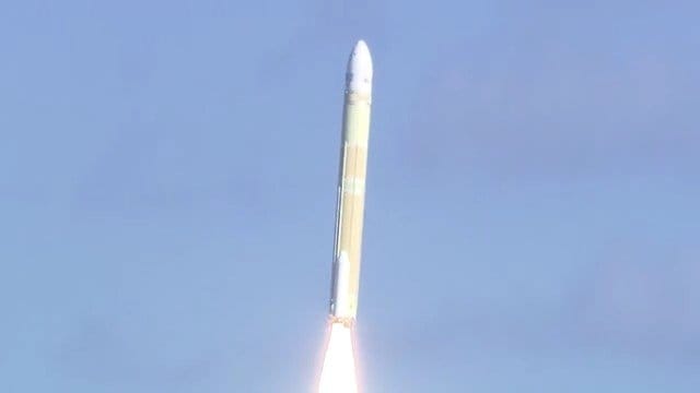 打ち上げられたＨ3 ロケット8 号機（12月22日　種子島宇宙センター）