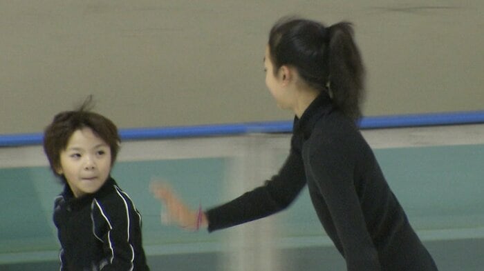 浅田真央とリンクで滑る幼い頃の宇野