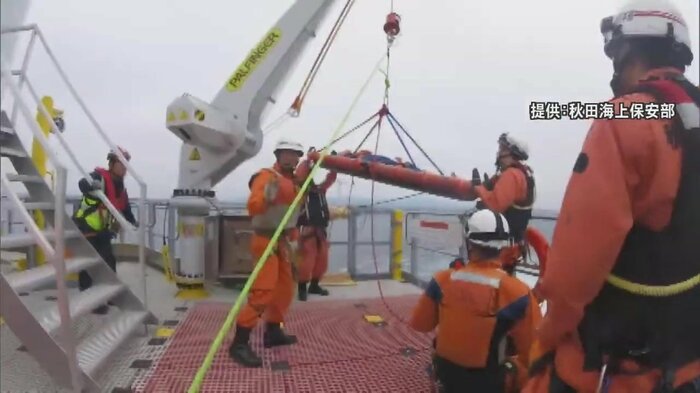 病人を発電施設から作業船までクレーンで下ろす訓練