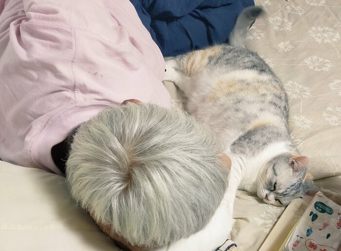 いつも一緒に寝ているおばあちゃんとミーコさん(提供:まさまささん)