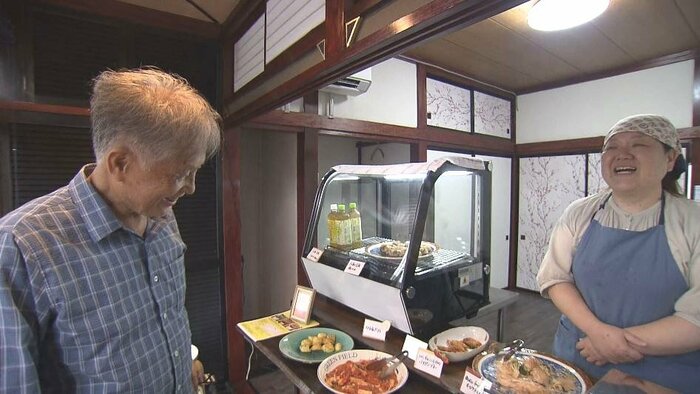 地元の常連客が来店
