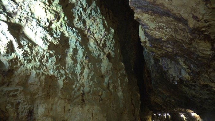 高さ約30mまで掘り上げられた明治以降の採掘跡