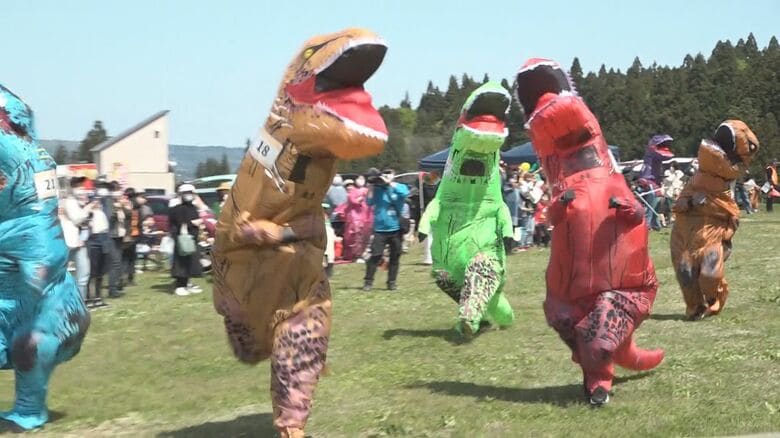 遺跡で“ティラノサウルス”が全力疾走!? 恐竜の本能むき出し爆走｢肉を食べて練習した｣【新潟発】｜FNNプライムオンライン