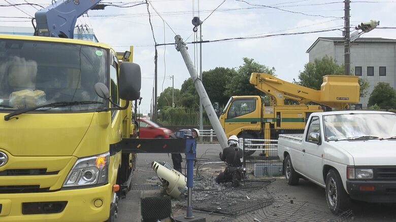 弾みで信号機がなぎ倒される…交差点で乗用車同士が出合い頭に衝突し運転手2人がケガ どちらかが信号無視か｜FNNプライムオンライン