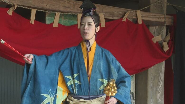 深刻な担い手不足…性別の壁越え伝統継承　約260年続く神事「式三番叟」　役者3人のうち女性2人　保存会「1人でも欠けたらできなくなる」｜FNNプライムオンライン