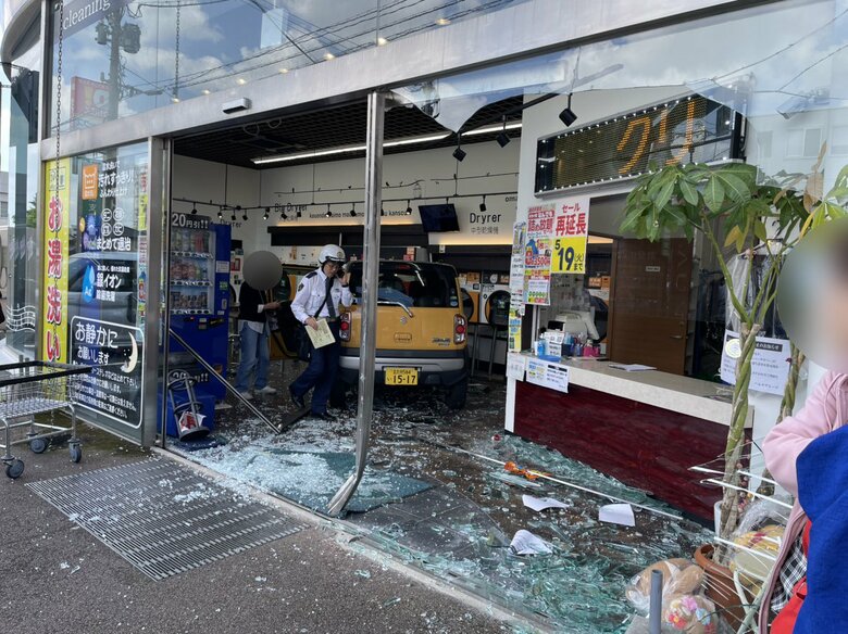 「ペダルを踏み間違えた」クリーニング店に軽自動車突っ込む　73歳女性が運転　女性客1人が足にけが　福岡・北九州市｜FNNプライムオンライン