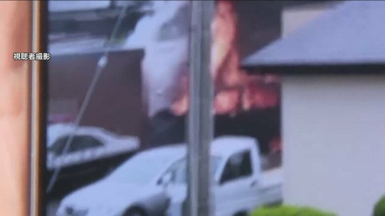 【騒然】車が警察署に突っ込み複数台に衝突、車内に火をつける　黒煙立ち上り“何度も爆発音”　25歳男は病院搬送　福岡｜FNNプライムオンライン