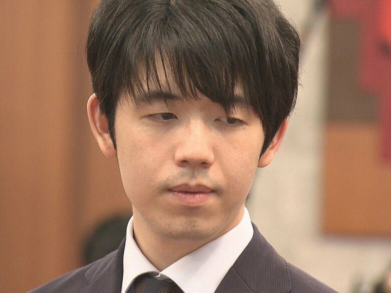 藤井七冠「勉強にも刺激にもなる存在」伊藤叡王「成長できた所をぶつけたい」王座戦第1局を前に対局地シンガポールで会見｜FNNプライムオンライン