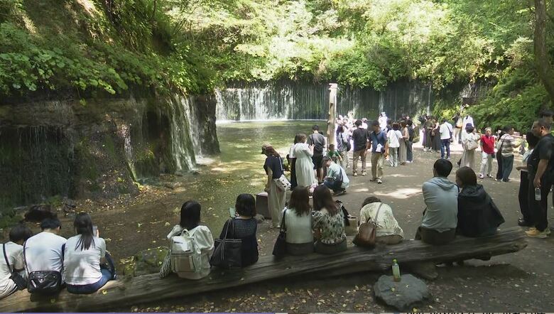 凉を求めて　軽井沢町の「白糸の滝」に県内外から多くの人｜FNNプライムオンライン
