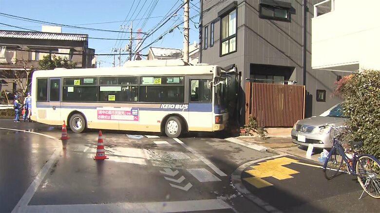 【速報】路線バスが住宅に突っ込む　雪で路面凍結スリップか　東京･国分寺市