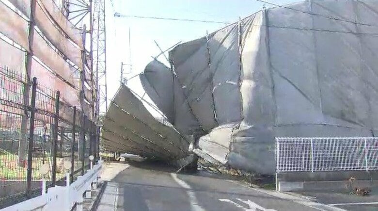 強風の影響か…工事用の足場が幅数十メートルにわたり崩れ道路をふさぐ JR東海道線で一時運転見合わせも｜FNNプライムオンライン