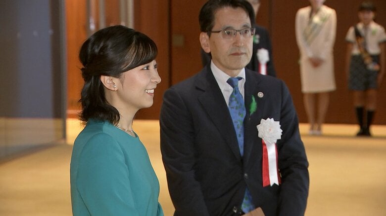 「お花を見ると明るい気持ちに」佳子さま「みどりの感謝祭」へ　眞子さんから譲られたグリーンの装い｜FNNプライムオンライン