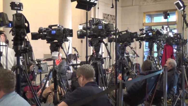 議会・下院には多くのメディアが集まり、関心の高さがうかがえた