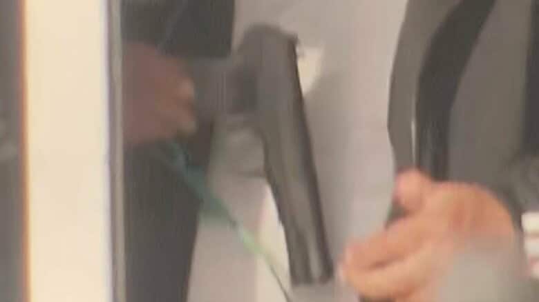 鈴木容疑者が取り出した拳銃のようなもの