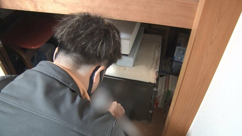手探りで探し当てるのは困難　特殊な工具を使い、ダイヤルを動きやすくしていく
