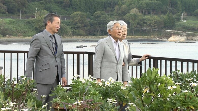 ハマギクをご覧になる上皇ご夫妻（2016年9月 岩手･大槌町）