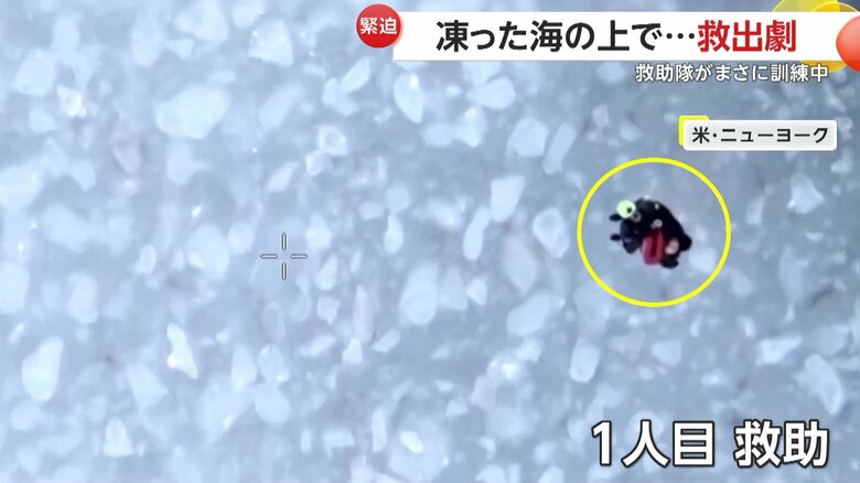 上がろうと足をバタバタさせるが、もがけばもがくほど氷は割れていく