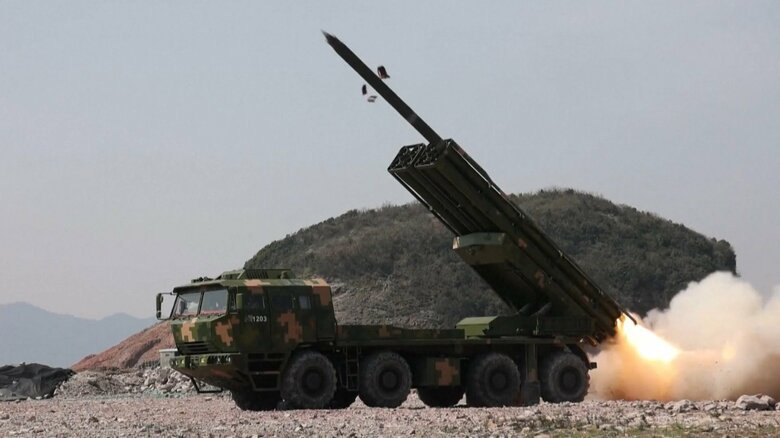 PHL-16(またはAR3)自走8連装ロケット砲。台湾海峡を越えるロケット弾を連射出来るとされる。