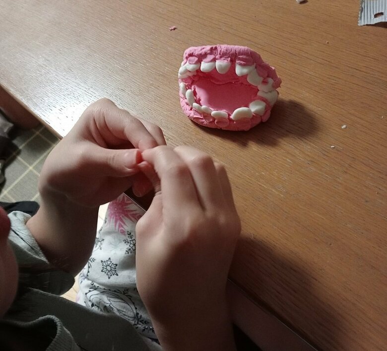 粘土で口を制作中