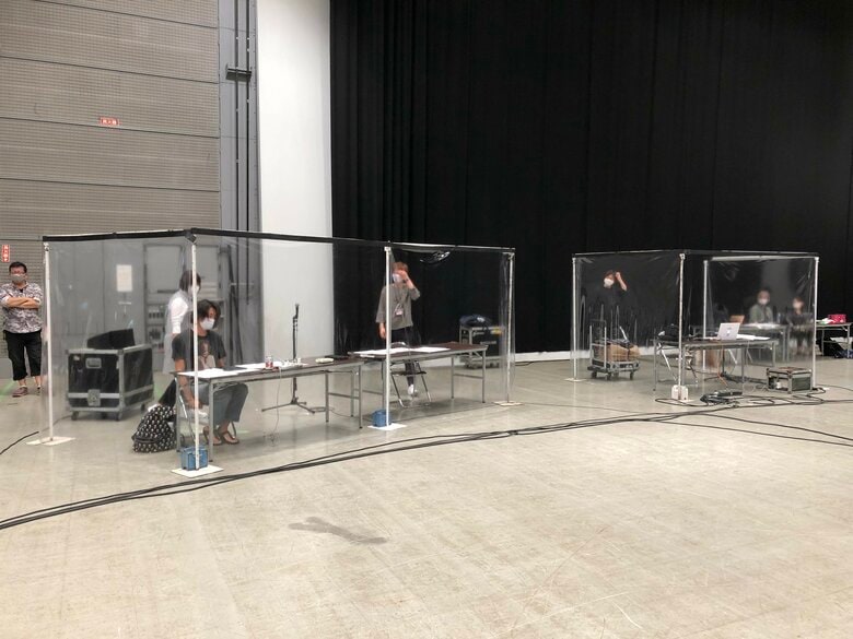 ビニールシートで感染対策をするスタジオ