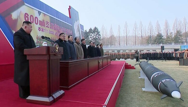 「600mm超大型放射砲贈呈式典」で展示された「超大型放射砲」用のミサイル(または実大模型)(KRT朝鮮中央テレビ・1月1日より)