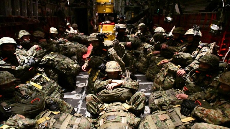 米空軍の輸送機でグアムに向かう隊員　提供：陸上自衛隊