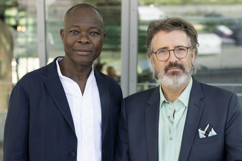ベルリンでの受賞者記者発表にて　右は彫刻部門受賞者のエリアソン氏 Photo: Pablo Castagnola  ©️The Japan Art Association　 