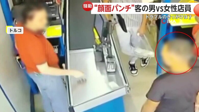 店内のレジで支払いをしていたが、女性店員と何か言い争っている男