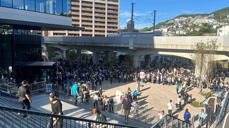 30分早く開場し、場内は大混雑