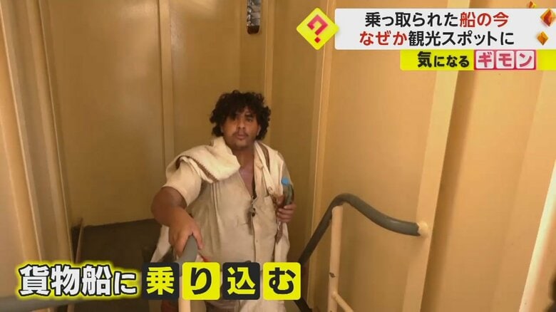 笑顔で船の中に乗り込んでいくイエメン人