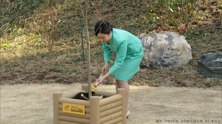お手植えのご様子 (提供:令和3年度 全国都市緑化祭 実行委員会)