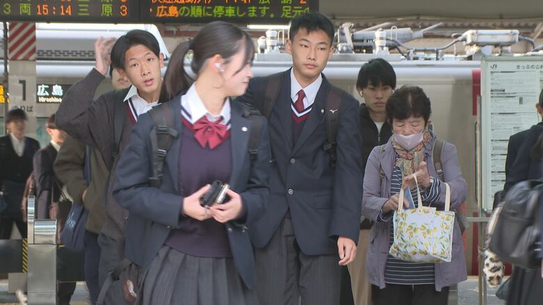 通勤・通学時間帯のJR広駅（広島県呉市）