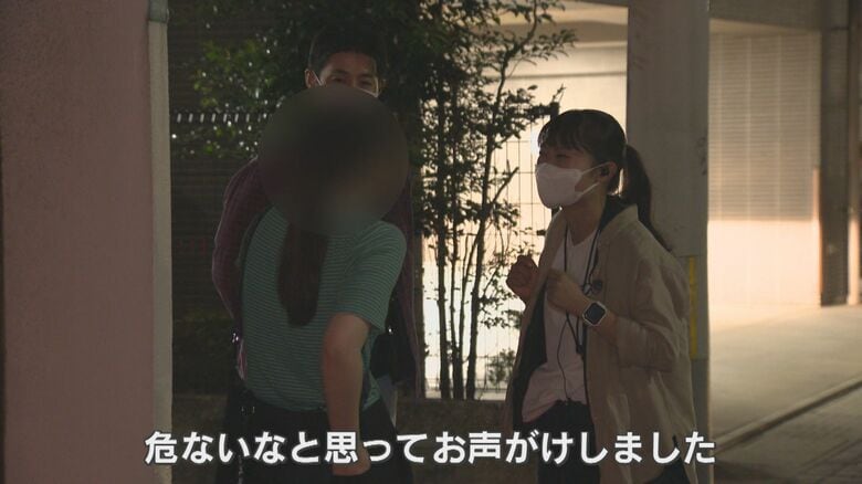 1人で出歩く女性に声をかける松尾香菜子巡査