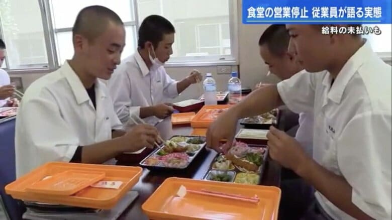 提供された弁当を食べる油木高校の生徒たち