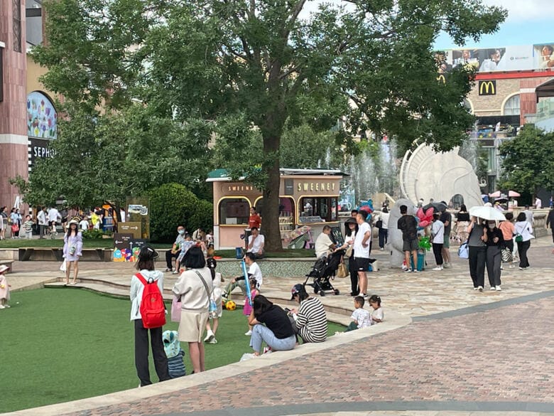 休日の北京の公園は家族連れで賑わっている