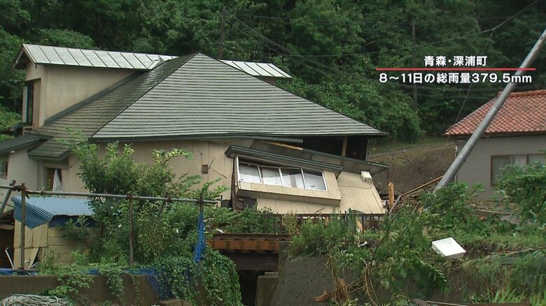 斜めに崩れている住宅。電柱が傾いているのもわかる