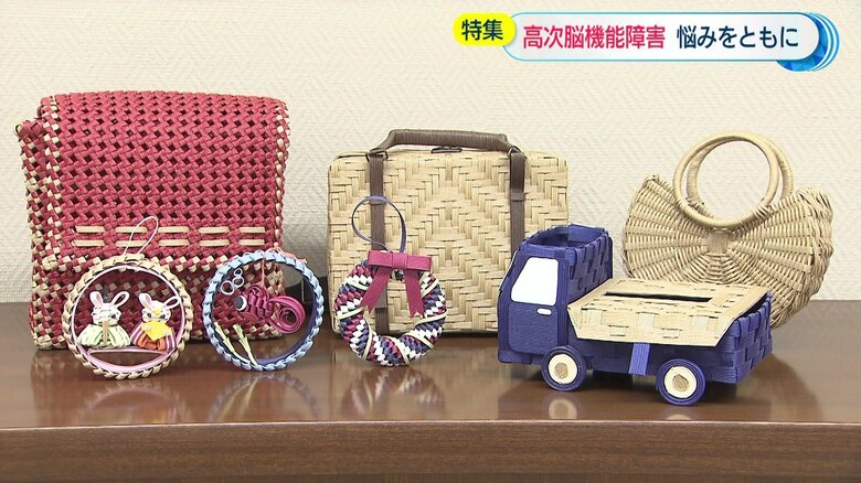 雅人さんが手がけた作品　クラフトペーパーでバッグや雑貨を製作