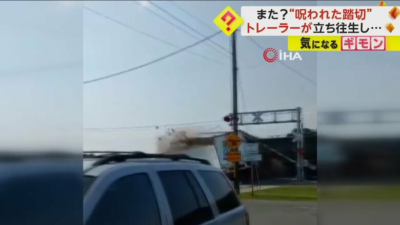 列車がトレーラーと激突し、破片をまき散らしながら走り抜ける
