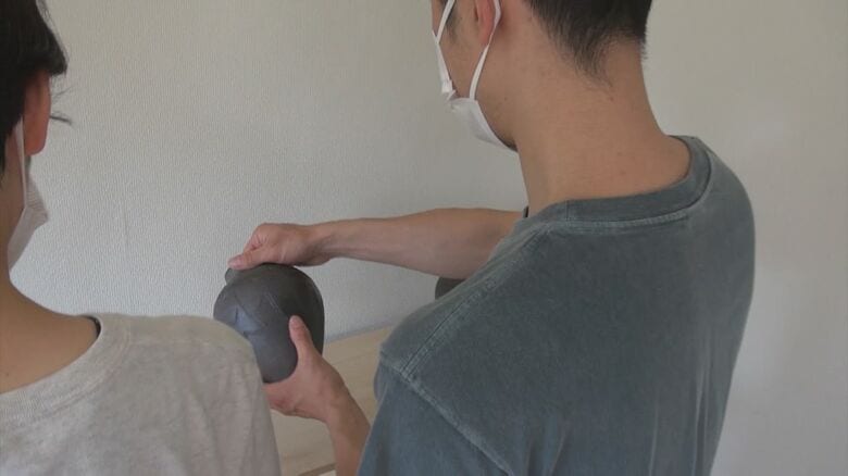 篠原さんの作品を手に取る客