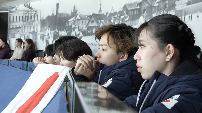 女子の演技を見守る日本勢